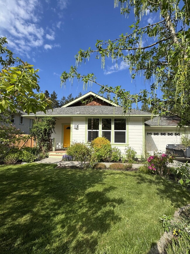 Photo - Single-family 3-bedroom home in a desirable neighborhood in town!
