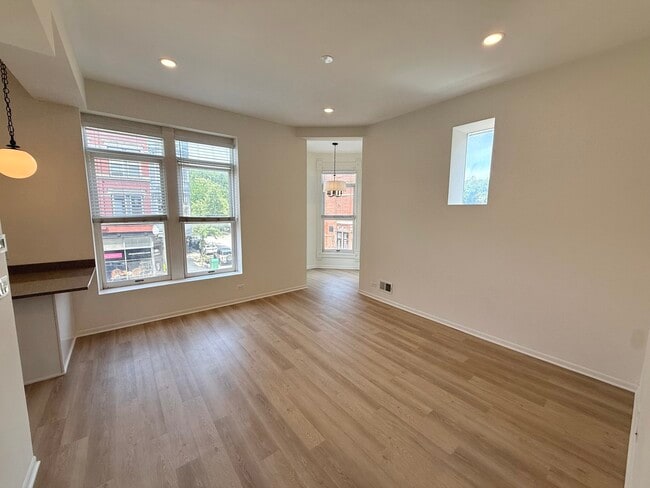 Photo - 935 W Armitage Ave