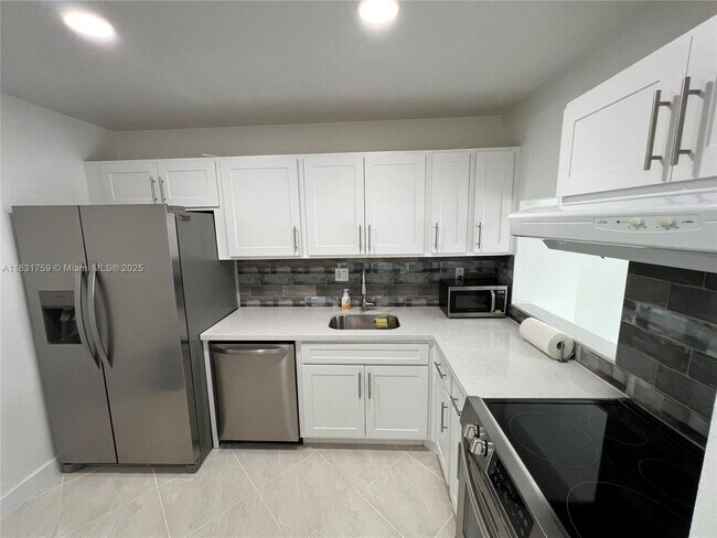 Building Photo - 8000 SW 81st Dr Unit 202-202 Rental