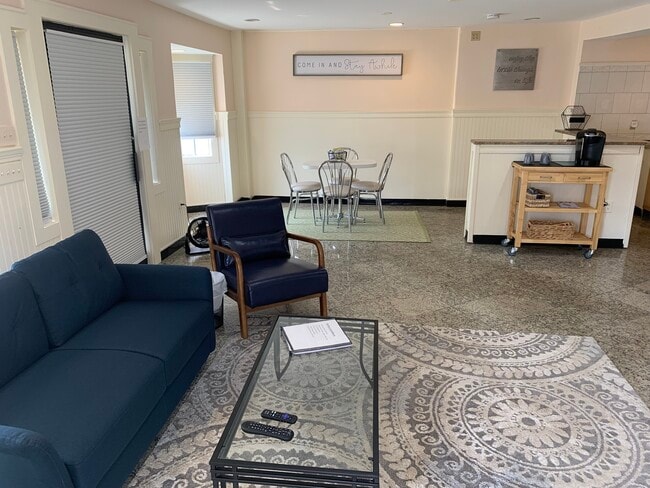 Building Photo - 572 Main St Unit 1