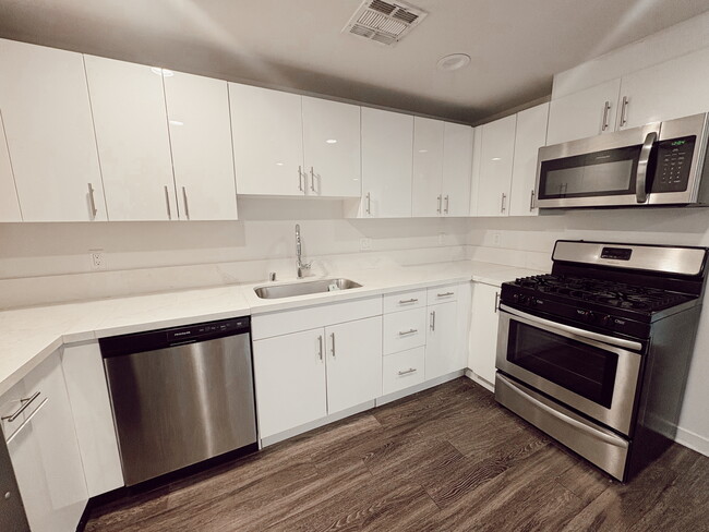 Kitchen - Villas at Valley Glen Apartments