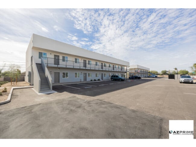 Building Photo - Modern 2/2 Phoenix Apartment!