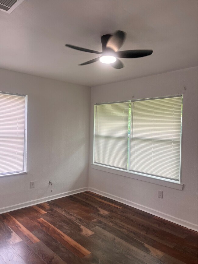 Photo - 6043 Lyndhurst Dr