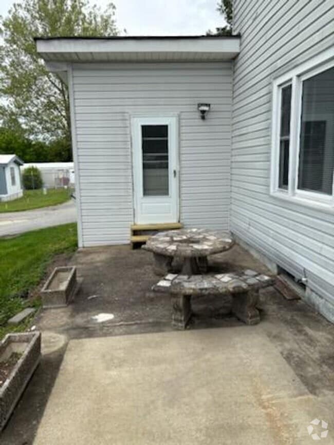 Building Photo - Newly Remodeled Studio Rental