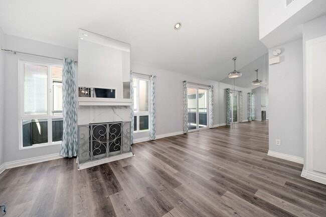 Building Photo - Seawind Upper Unit with Vaulted Ceilings a... Rental