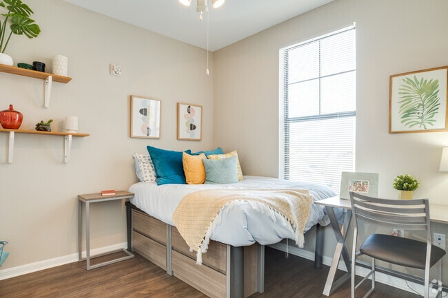 4BR, 4BA Flat - 1,282SF