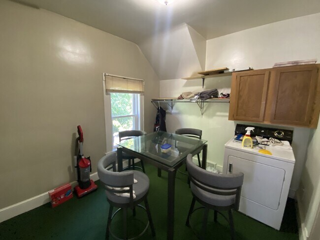 2 Bed 1 Bath Available June 1st!