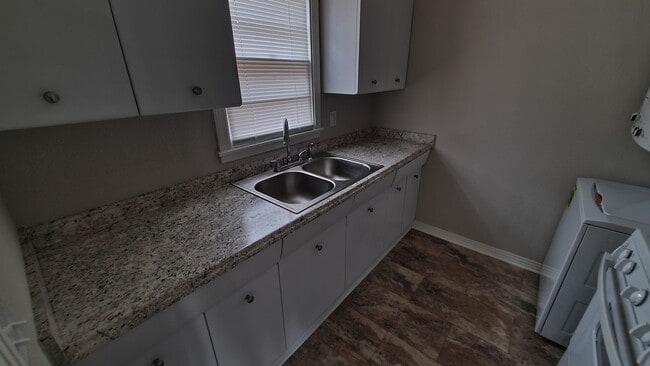 Building Photo - 104 S Palo Duro St Unit B