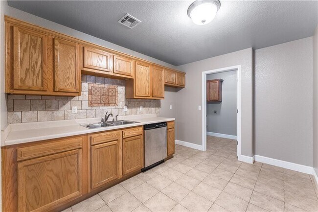 Photo - 521 Redbud St