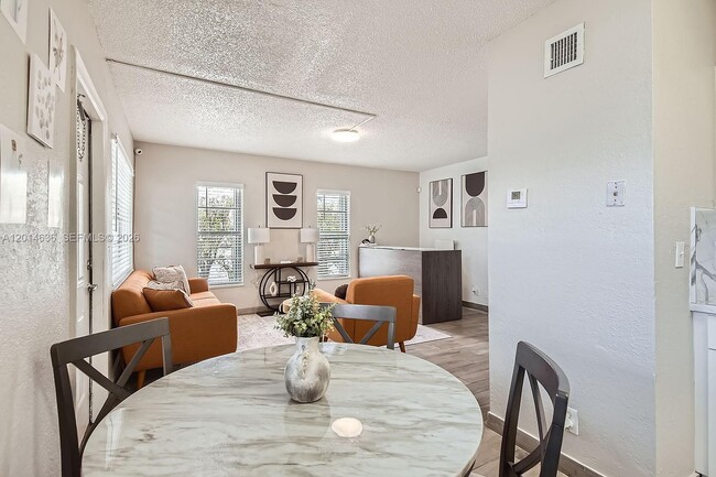 Photo - 311 NW 42nd Ct Unidad 101