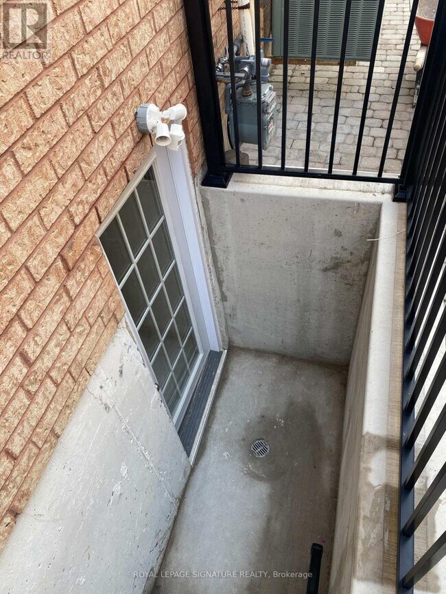 Photo - 3271 Pilcom Crescent