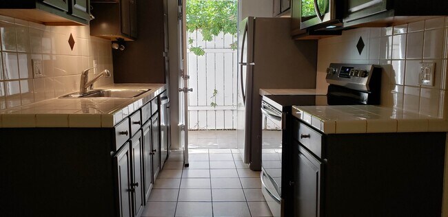 Photo - 2130 N Beachwood Dr Unit 4