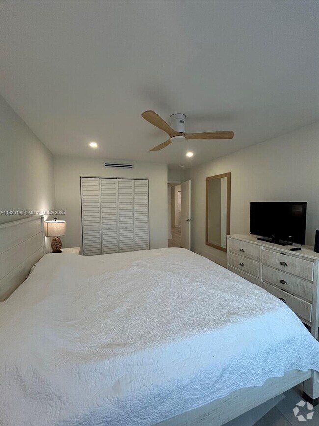Building Photo - 400 Kings Point Dr Unit 1517 Rental