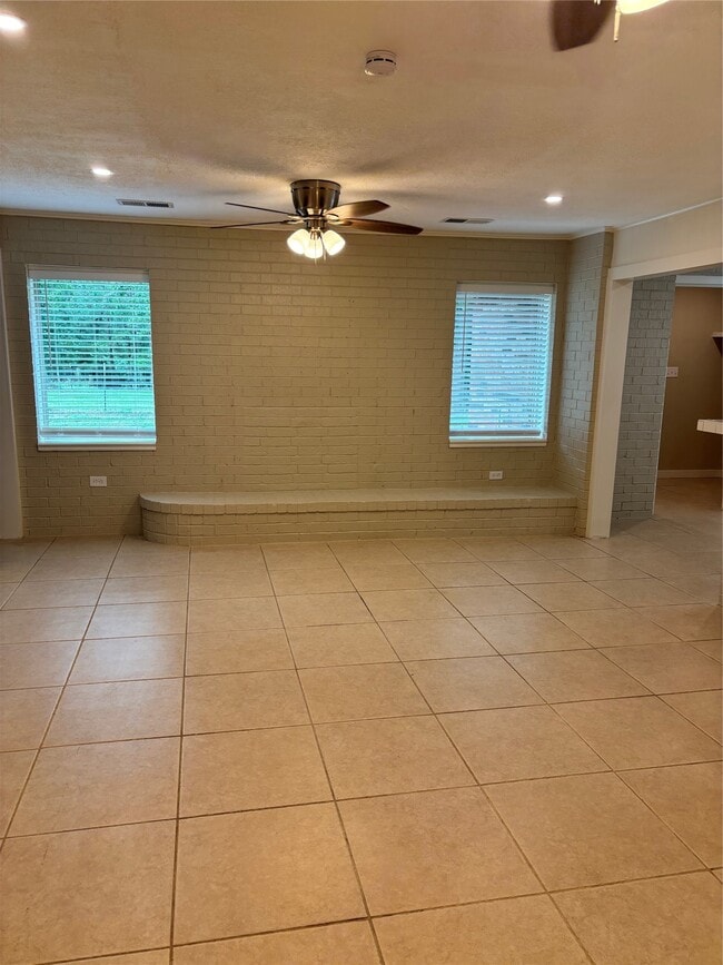 Building Photo - 8049 Forest Hills Dr