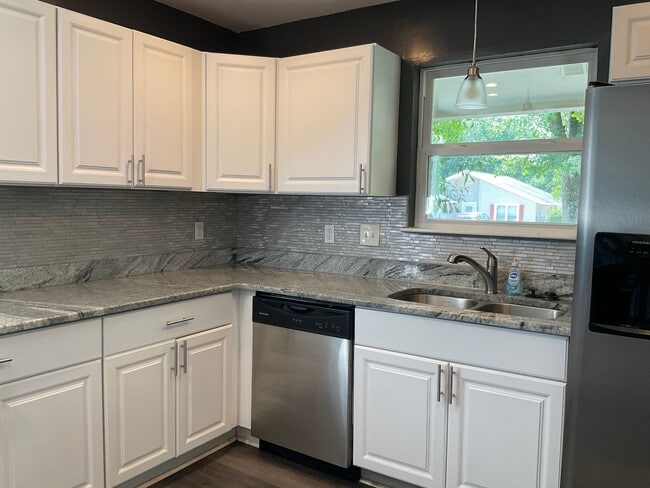 Photo - Welcome to this perfectly situated 3-bedroom, 2-bathroom home in the heart of Jacksonville.