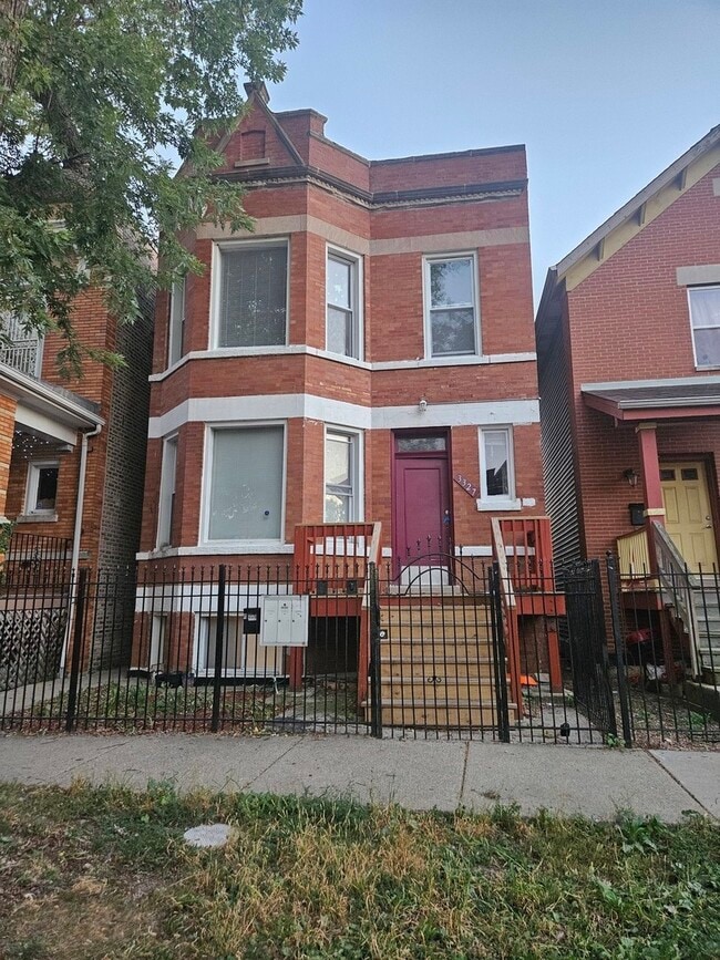 Building Photo - 3327 W Evergreen Ave Unit 2