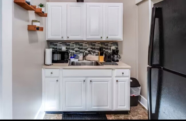 Building Photo - 28 Rowley St Unit Down back