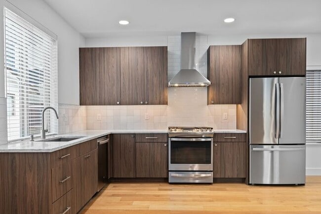 Photo - Stunning Ultra-Modern Central District Tow...