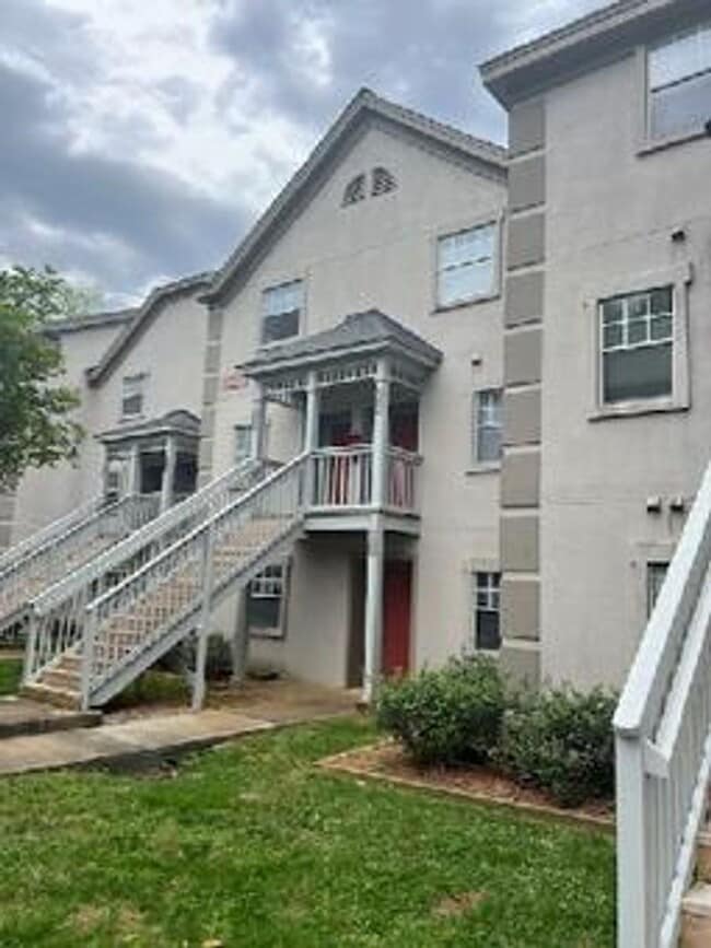 Photo - 2 bed 2 bath garden unit at Avery Close!
