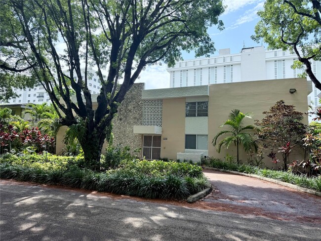 Building Photo - 1235 Mariposa Ave Unit 7