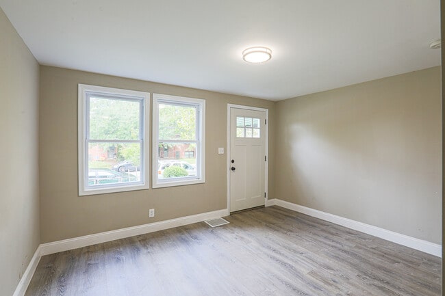 Living Room - 2841 Round Rd