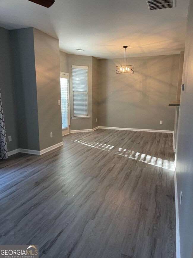 Photo - 331 Oakview Way