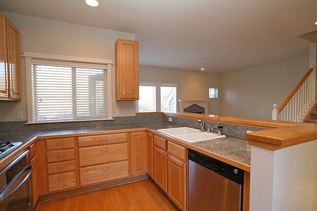 Photo - 2bd/2.5ba Kirkland Townhome