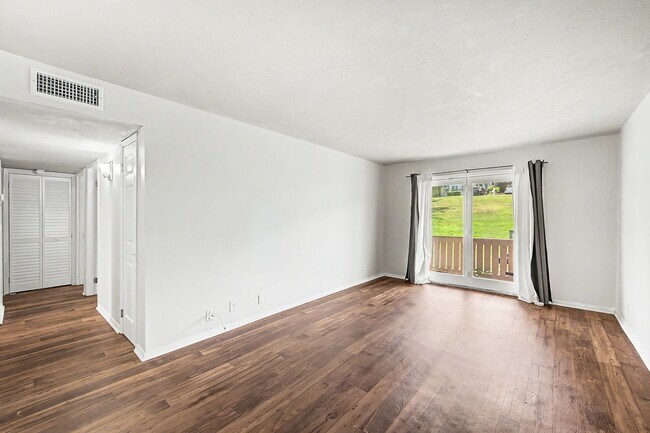 Photo - 709 Ashlawn Pl
