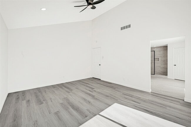 Building Photo - 14823 Elmont Dr