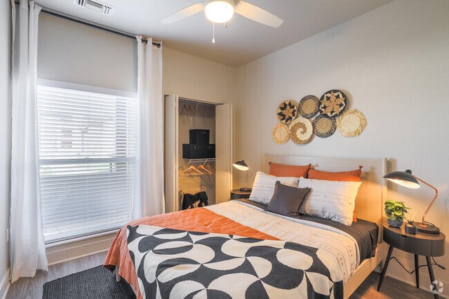 2BR, 2BA - 973SF
