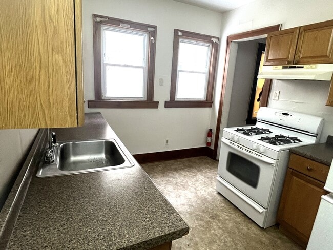 Building Photo - 1318 W 11th St Unit 1