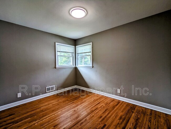 Photo - 1194 Laurie Rd W