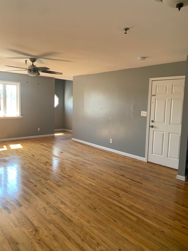 Building Photo - 512 6th St Unit 3