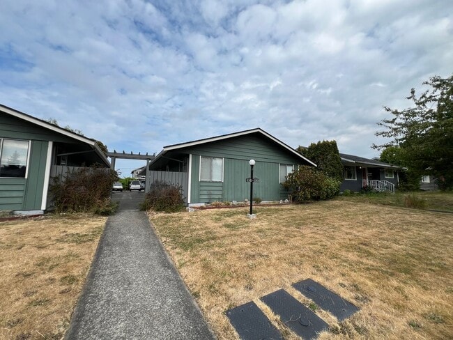 Building Photo - 2 Bed, 1 Bath Ground Floor Apartment Unit # 2321