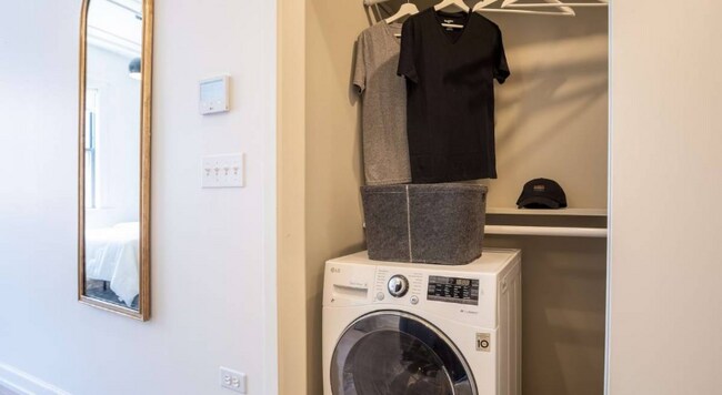 Photo - 98 W Chicago Ave