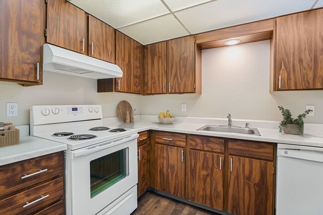 2x1 - Kitchen - The Lakes Apartments