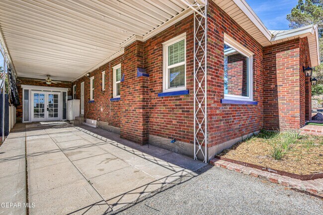 Photo - 715 E Robinson Ave