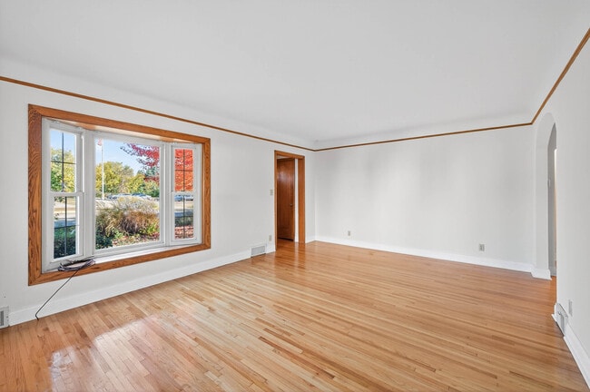 Photo - 1049 Sterling St N