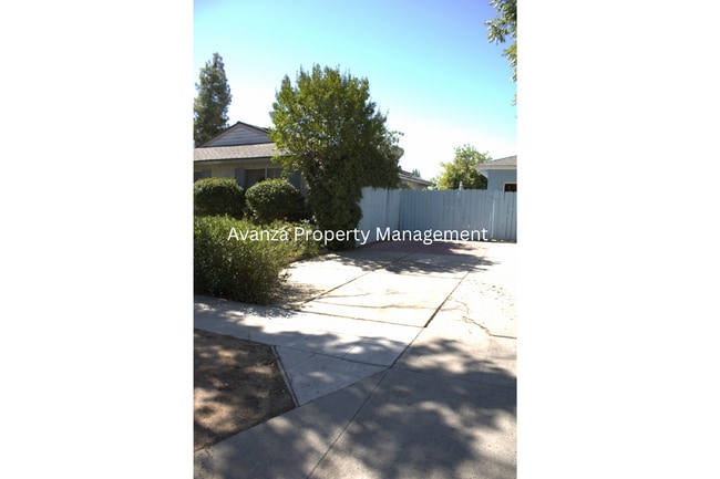 Photo - 1 Year Lease
1 Bed 
1 Bath 
Rent: $850 +$100 (All utilities included)
Deposit: $1,500
Available: ... Unit B