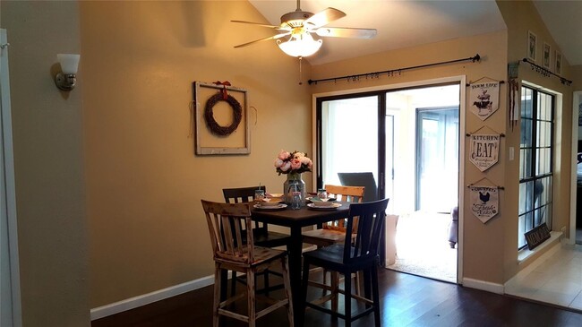Photo - 4423 Chapman St