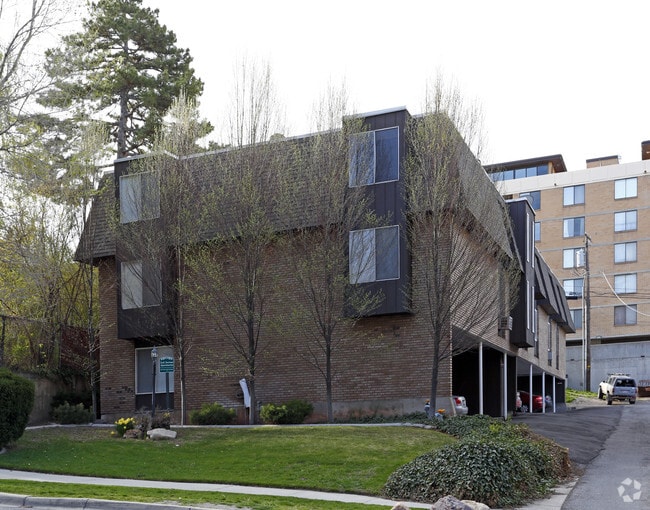 Building Photo - 132 E 2nd Ave