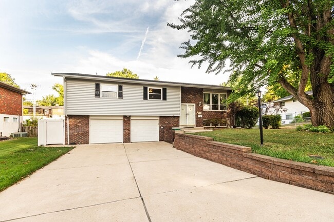 Building Photo - Spacious 4-Bed, 2.5-Bath Split-Level Home