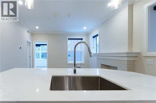 Photo - 100 Charlton Ave W Unité 202