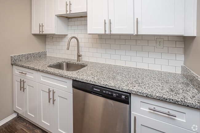 1BR, 1BA - 700SF