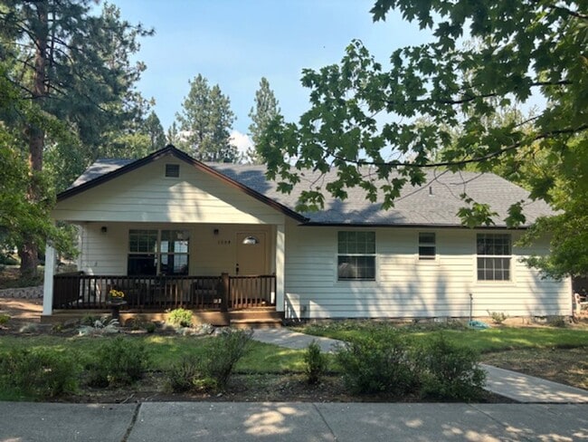 Building Photo - Charming Home, Bend`s West-side, Detached Garage and Bonus Space. Great Location.  Flexible Lease...