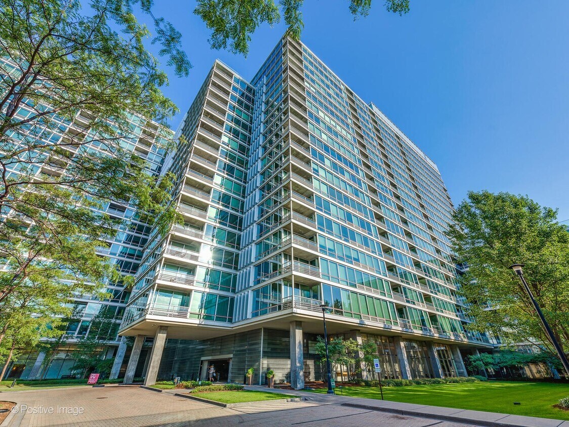 Photo - 9655 Woods Dr (Skokie, IL)