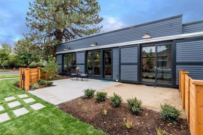 Building Photo - Modern Cottage in Prime Downtown Bend Loca... Rental