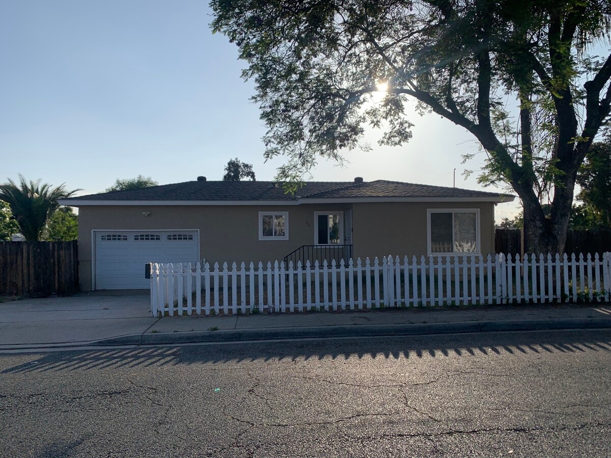 Photo - 894 Grape St