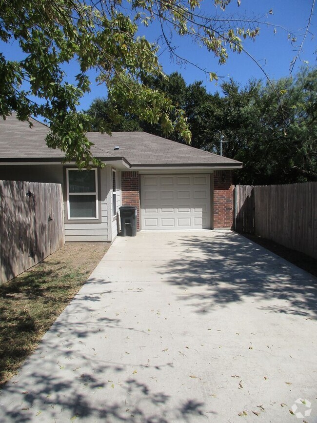 Building Photo - 3/2 Brick Home on Corner Lot