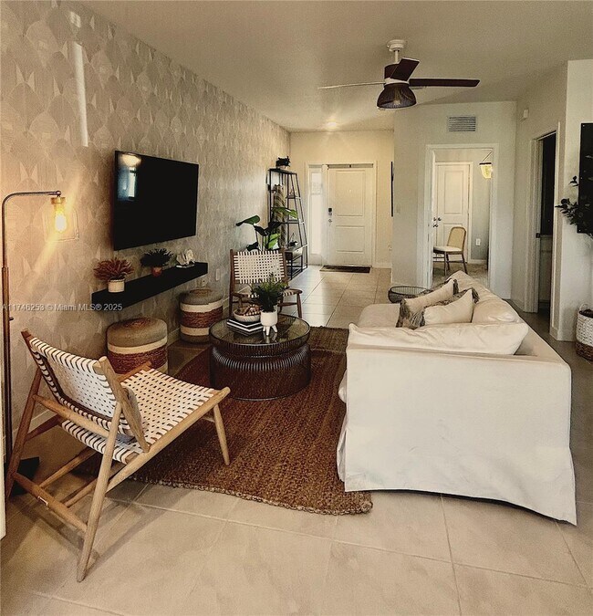 Photo - 453 NE 13th St